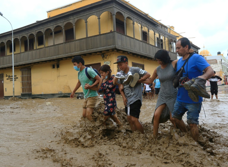 Huarmey, a cidade atolada em lama pelas chuvas no Peru