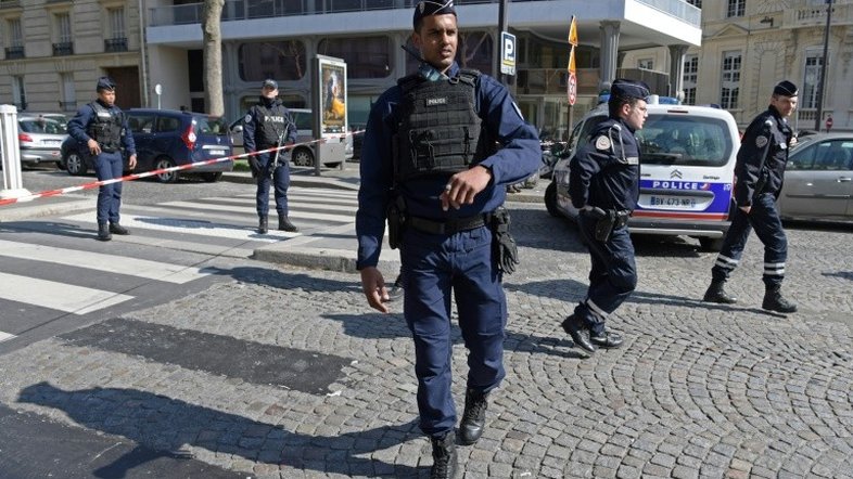 Explosão de carta-bomba deixa um ferido na sede do FMI em Paris