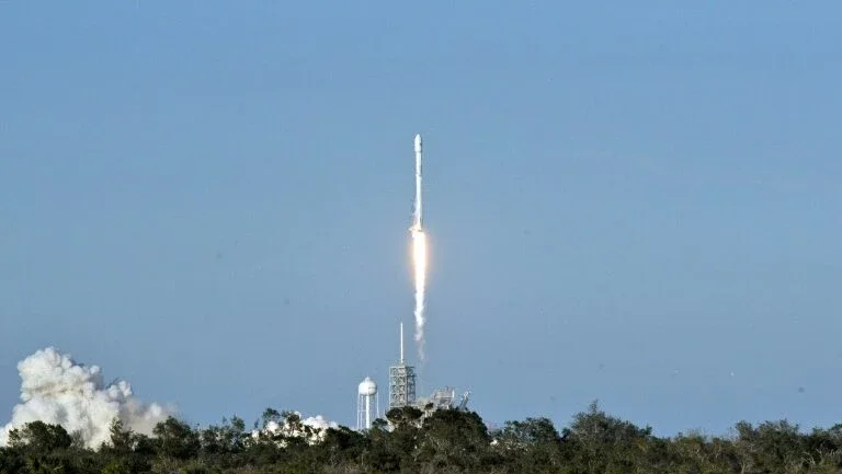 SpaceX lança com sucesso primeiro foguete com estágio reciclado