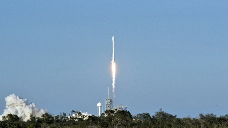 SpaceX lança com sucesso primeiro foguete com estágio reciclado