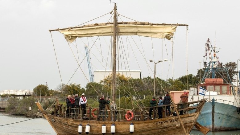 Réplica de barco que afundou há 2.500 anos é lançada ao mar em Israel