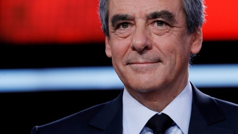 Presidente francês denuncia falta de 'dignidade' de candidato conservador