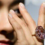 Diamante bate recorde mundial de venda em leilão de pedra preciosa
