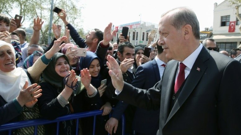 Erdogan celebra vitória, mas oposição pede anulação do referendo na Turquia