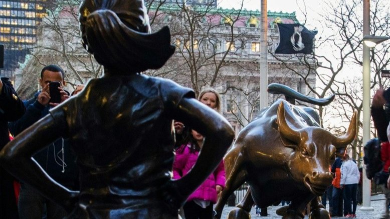 Touro de Wall Street tenta atacar 'menina destemida'