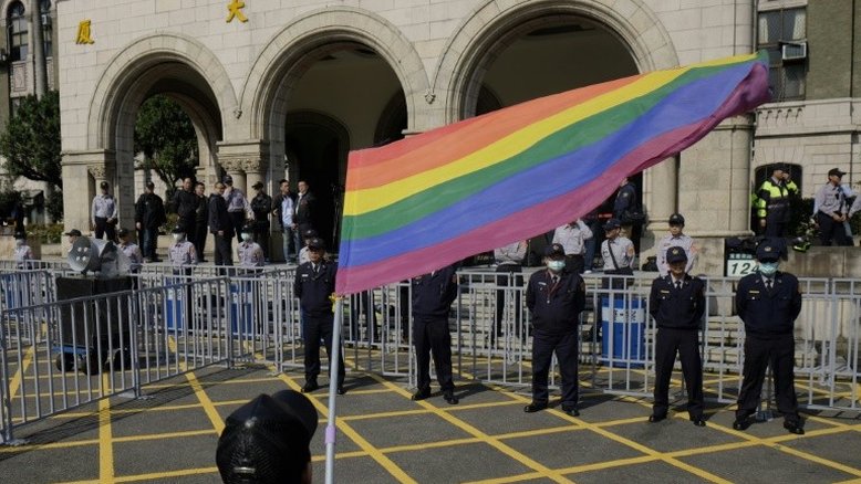 Críticos do casamento gay se recusam a votar em Macron na França