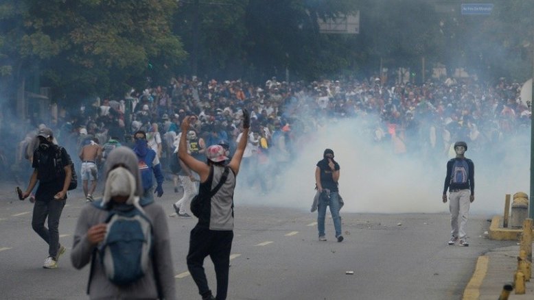 Opositores venezuelanos voltam às ruas para protestar contra Maduro