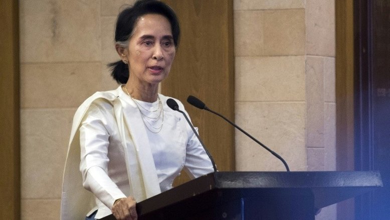 Um primeiro ano de poder difícil para Suu Kyi em Mianmar