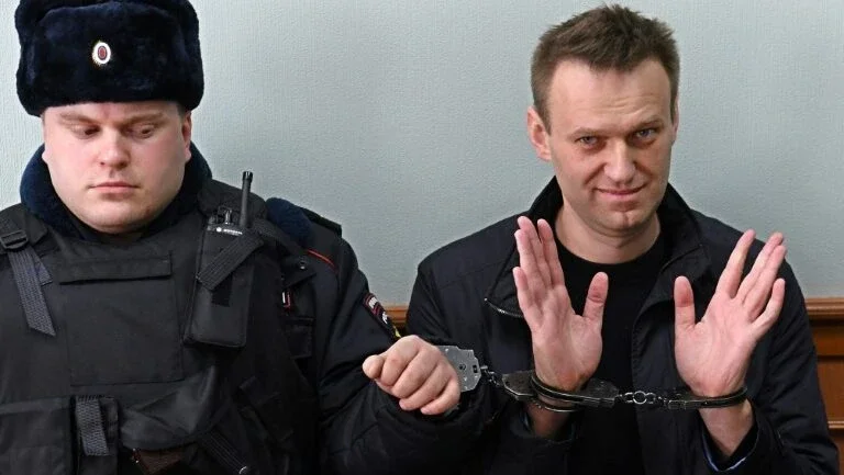 Opositor russo Alexei Navalny deixa a prisão