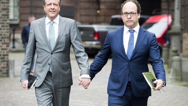 Homens passeiam de mãos dadas na Holanda em campanha de apoio aos gays