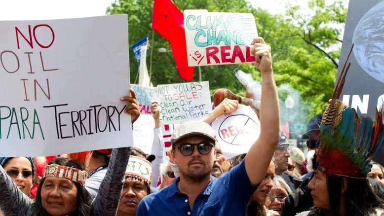 Multidão marcha em Washington em defesa do clima e contra Trump