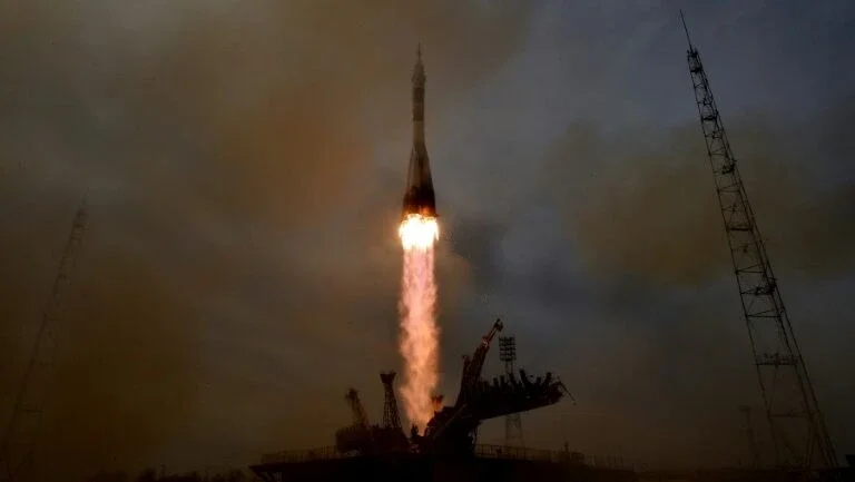 Astronautas russo e americano chegam à Estação Espacial Internacional