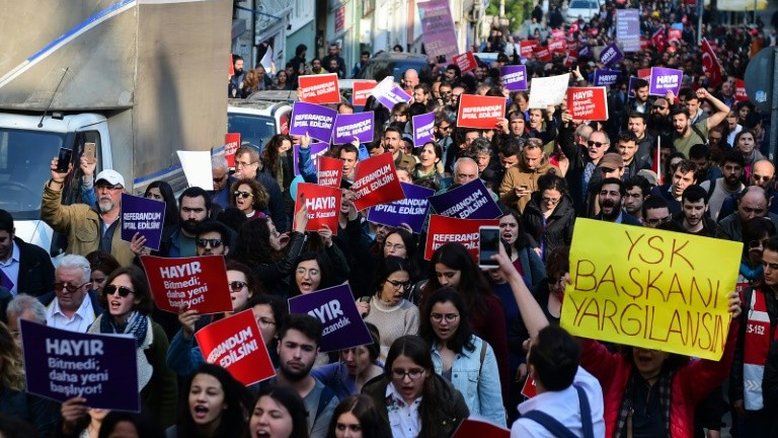 Centenas vão às ruas em Istambul contra resultados do referendo