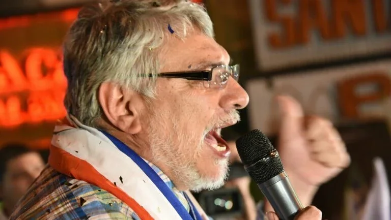 Ex-presidente paraguaio Fernando Lugo lidera comício pela reeleição