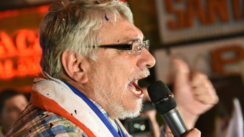 Ex-presidente paraguaio Fernando Lugo lidera comício pela reeleição