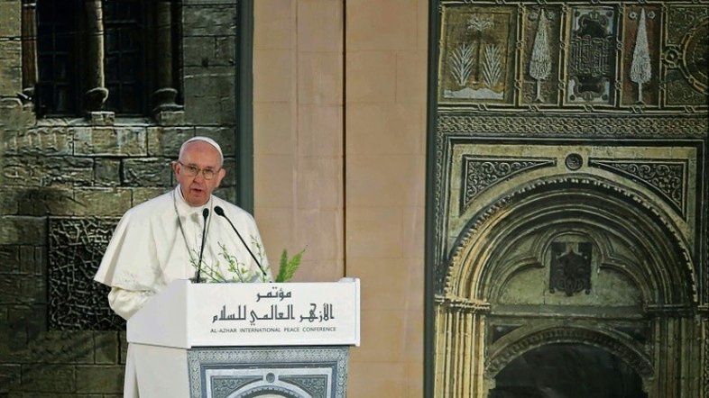 Papa visita Egito e denuncia violência em 'nome de Deus'