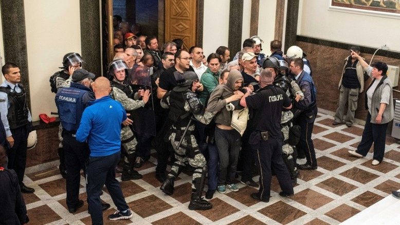 Mais de 100 feridos em confrontos na capital da Macedônia