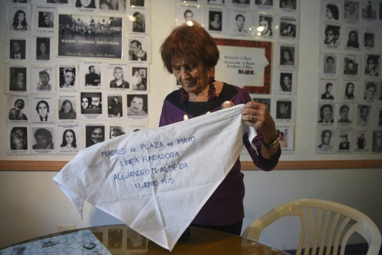 Mães da Praça de Maio, a força que fez a ditadura argentina se curvar, lembra jornalista ISTOÉ