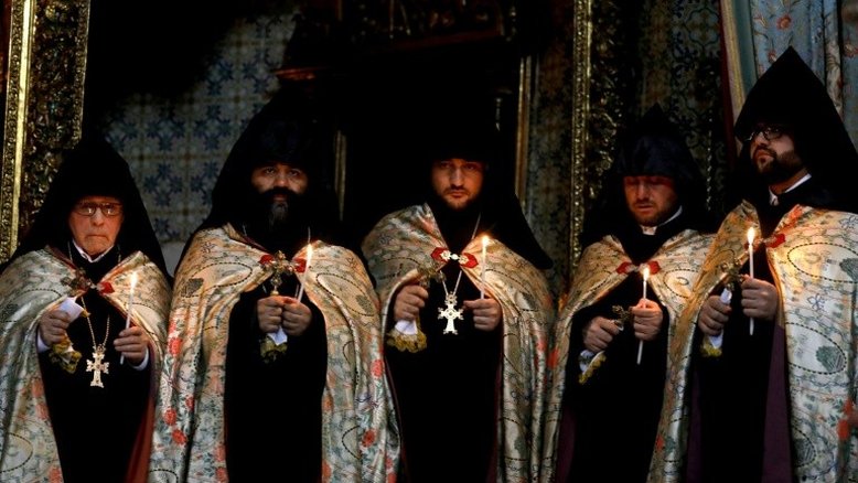 Cristãos ortodoxos celebram o 'fogo sagrado' pascal em Jerusalém