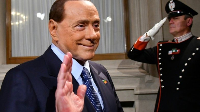 Silvio Berlusconi brevemente hospitalizado na Itália por queda