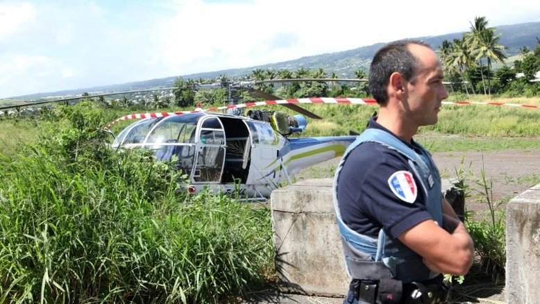 Dois policiais feridos em ilha francesa por homem suspeito de radicalização