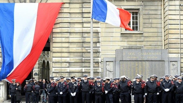 Le Pen e Macron reunidos em homenagem a policial morto em Paris