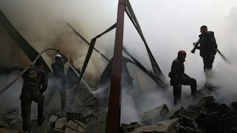Rebeldes sírios pedem que combatentes incendeiem fronts após ataque químico