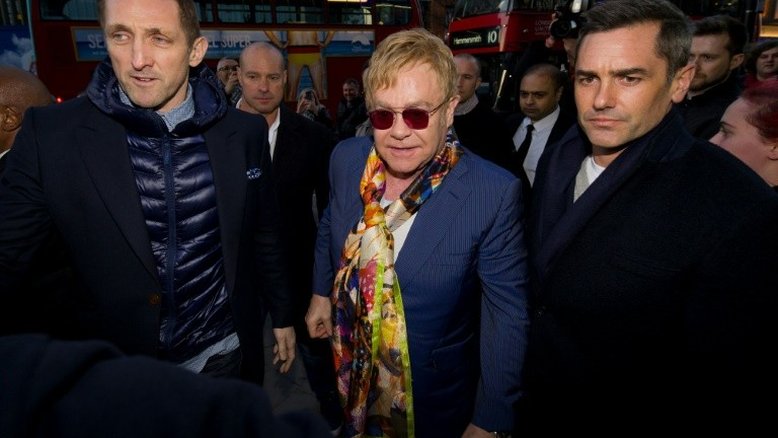 Adolescente admite que planejou ataque a show de Elton John em Londres
