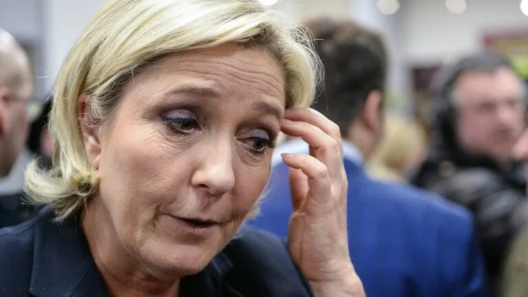 Tiroteio em Paris: Le Pen e Fillon cancelam comícios