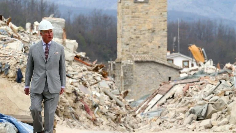 Príncipe Charles visita sobreviventes de terremoto na Itália