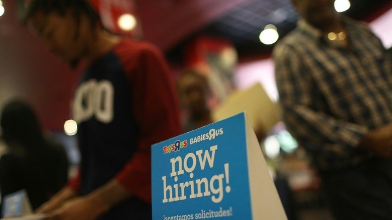 Pedidos semanais de seguro-desemprego aumentam pouco mais que o previsto