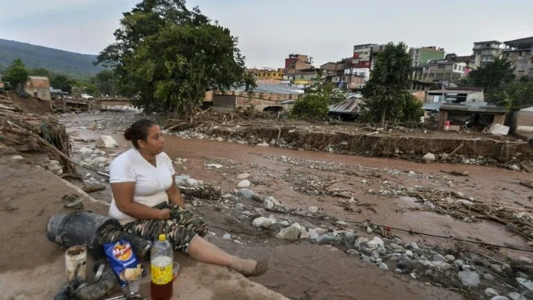 Colômbia busca sobreviventes de deslizamento de terra que deixou 210 mortos