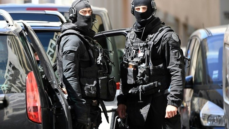 França indicia suspeitos de planejar atentado durante a campanha