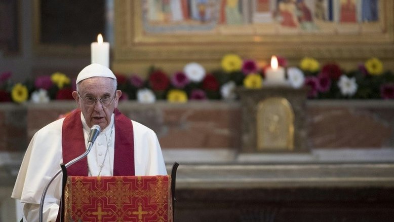 Papa compara centros de refugiados a campos de concentração