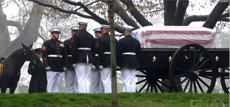 Astronauta americano John Glenn é enterrado com honras militares