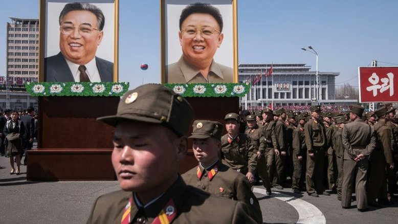 Tropas reunidas em Pyongyang mostram sua força
