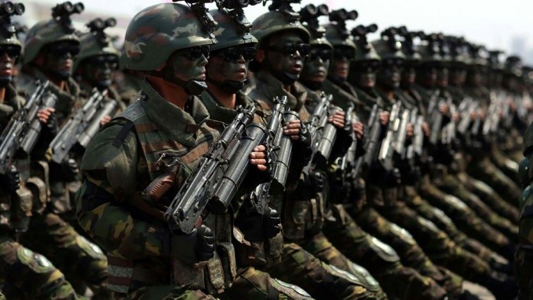 Coreia do Norte celebra aniversário do exército com manobras militares