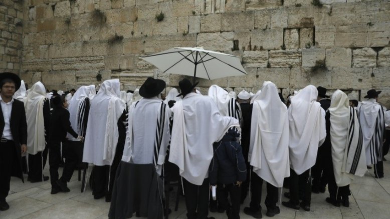 Dezenas de milhares de judeus participam da bênção dos Cohen em Jerusalém