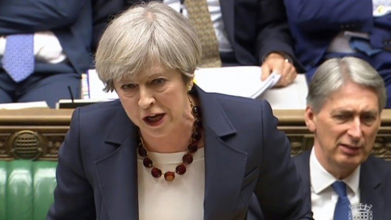 May recebe Juncker antes de reunião crucial em Bruxelas