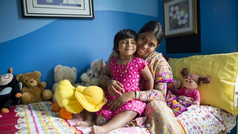 Vida nova para menina de Bangladesh que nasceu com três pernas