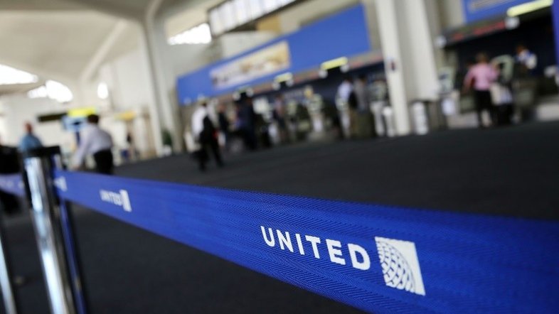 Passageiro tirado à força de avião da United foi 'agressivo', segundo agentes
