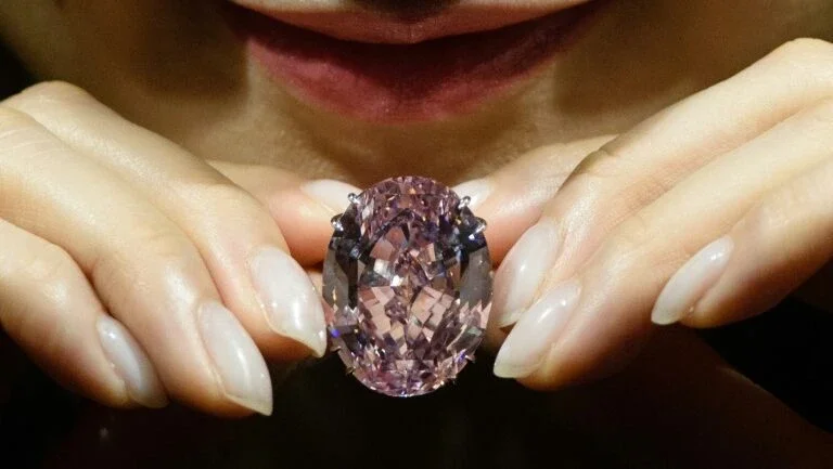 Diamante bate recorde mundial de venda em leilão de pedra preciosa