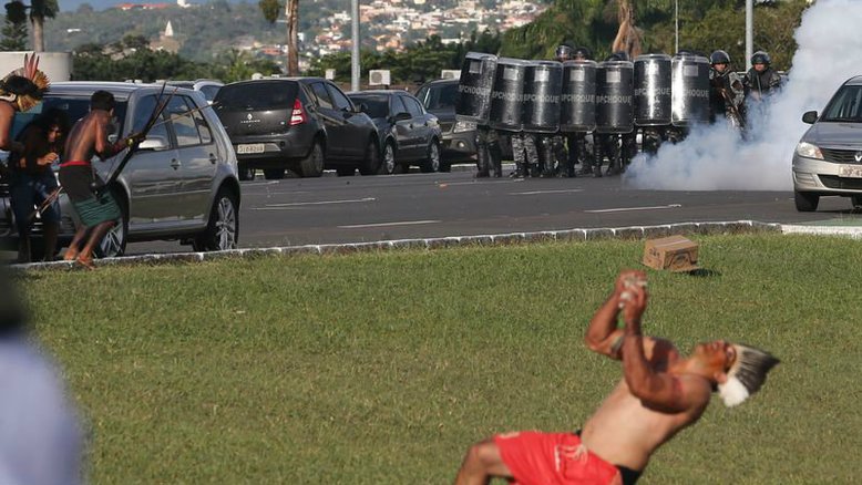 Polícia usa bombas para dispersar manifestação de índios em frente ao Congresso
