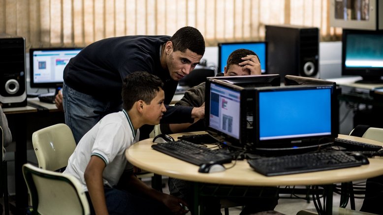 Educação no século 21: iniciativas brasileiras para melhorar o ensino público