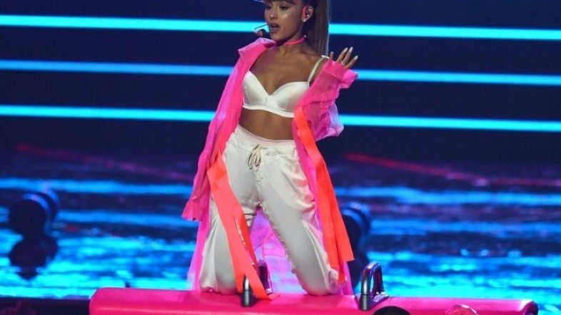 Ariana Grande promete show beneficente em Manchester