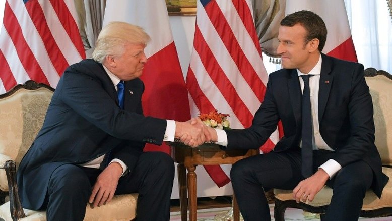 Trump saúda Macron com um longo aperto de mãos