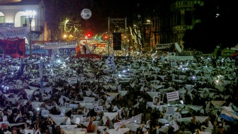 Protesto reúne milhares contra decisão favorável a repressores na Argentina
