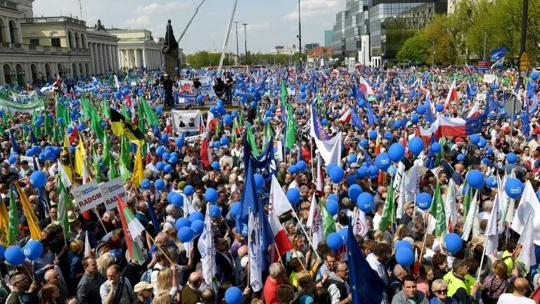 Milhares de pessoas se manifestam na Polônia 