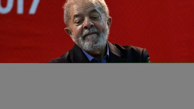 Simpatizantes de Lula chegam a Curitiba para apoiá-lo em interrogatório