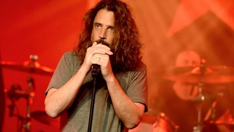 Chris Cornell, voz do Soundgarden e pioneiro do grunge, se suicida